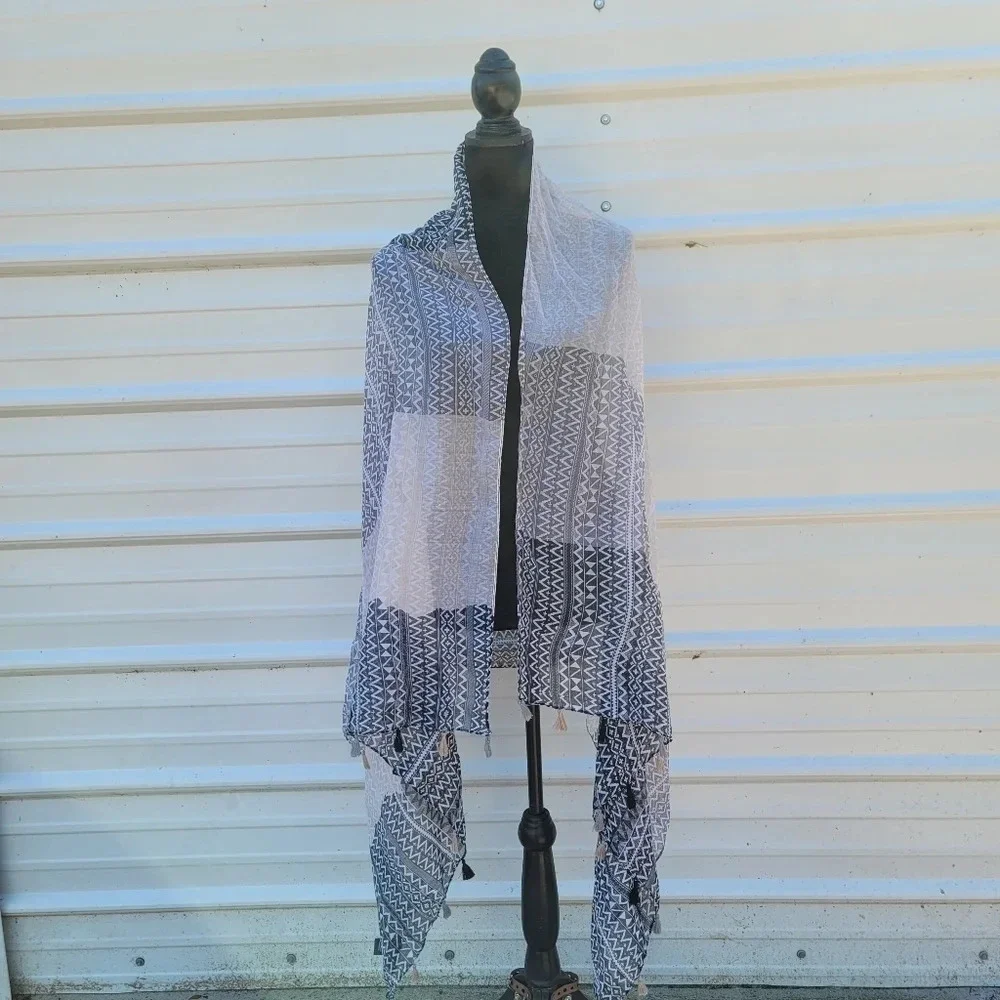 NWOT Marcus Adler Geo Primt Beige Black Scarf Shawl Wrap Tassle Edges 72